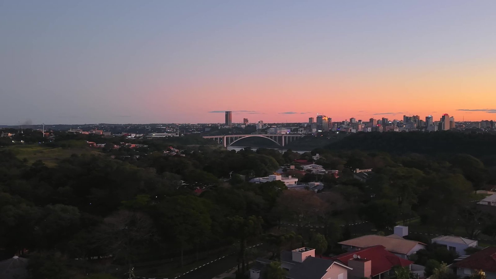 Vista aérea da Ponte da Amizade e de Foz do Iguaçu